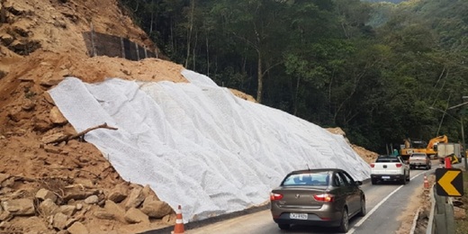 Mesmo com chuva, RJ-116 segue aberta em sistema de pare e siga, em Cachoeiras