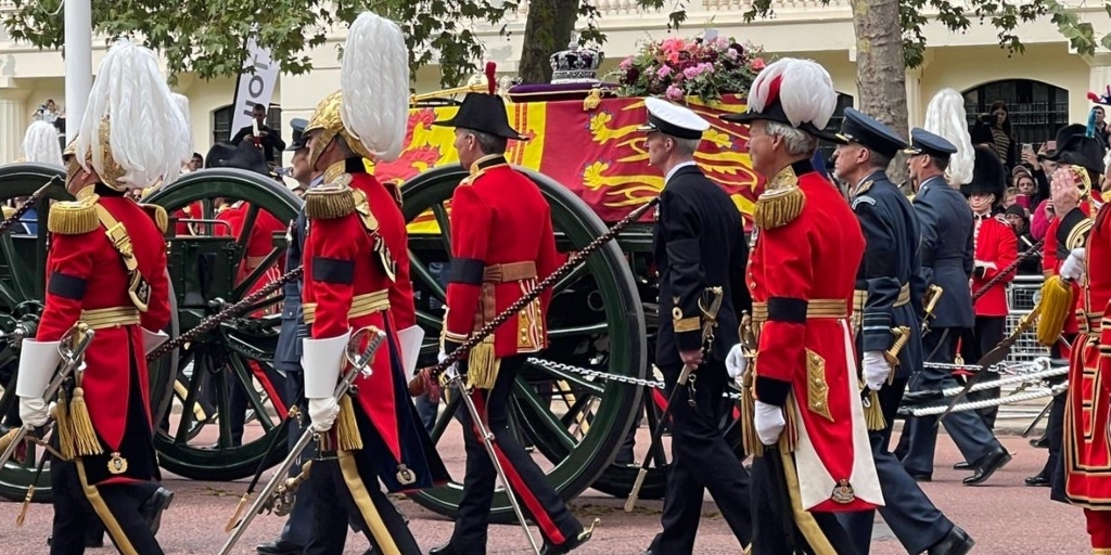 O caixão da rainha na hora da procissão