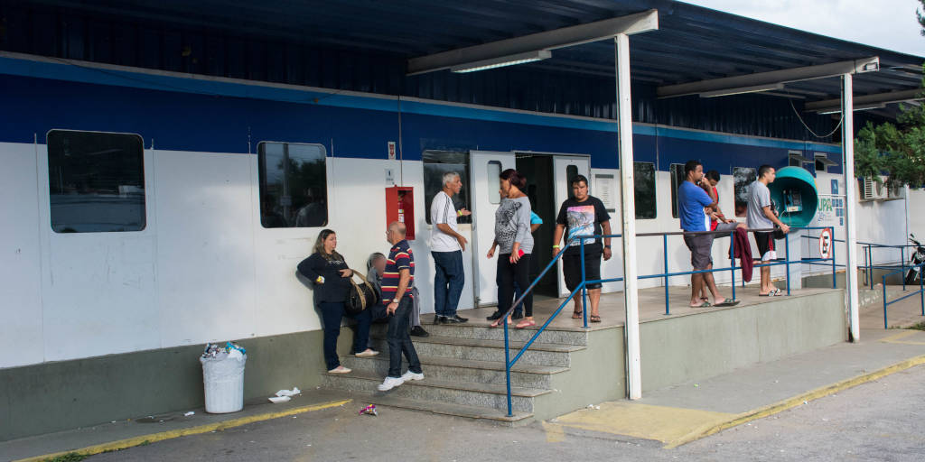 Pacientes tiveram que aguardar do lado de fora por atendimento