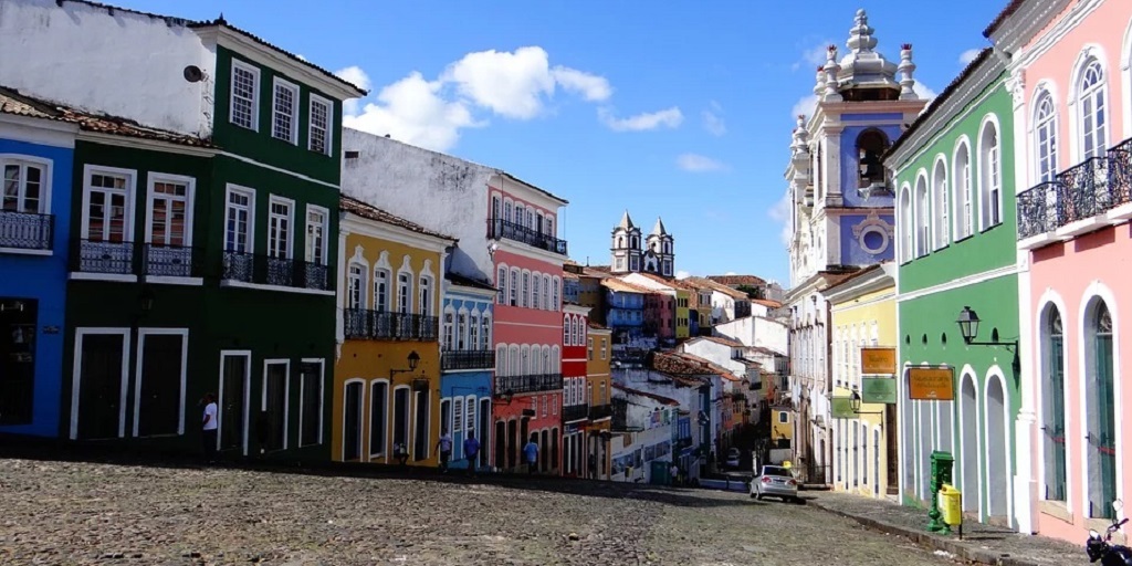 No Nordeste, uma opção de viagem é Salvador, no estado da Bahia