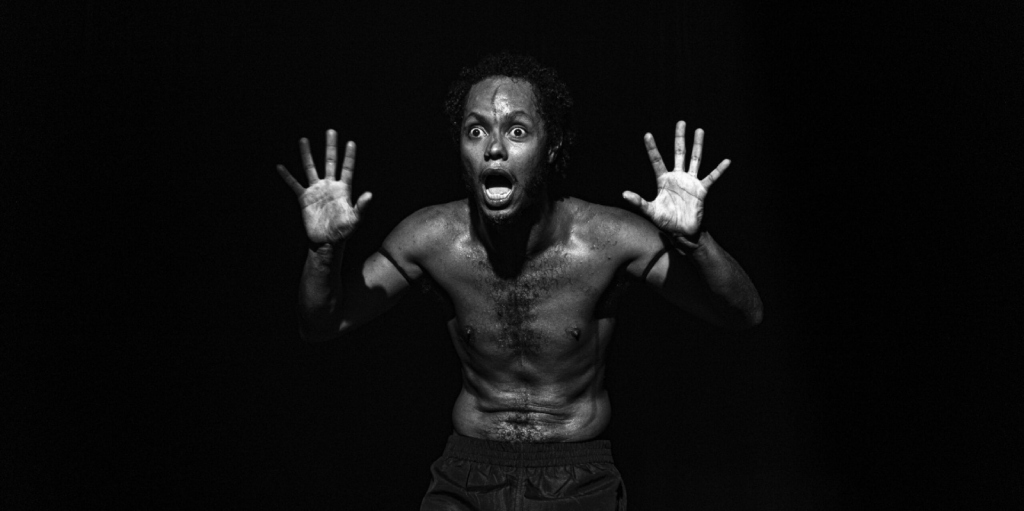  Clayton Nascimento recebeu o Prêmio APTR na categoria Melhor Ator por sua performance no espetáculo "Macacos"