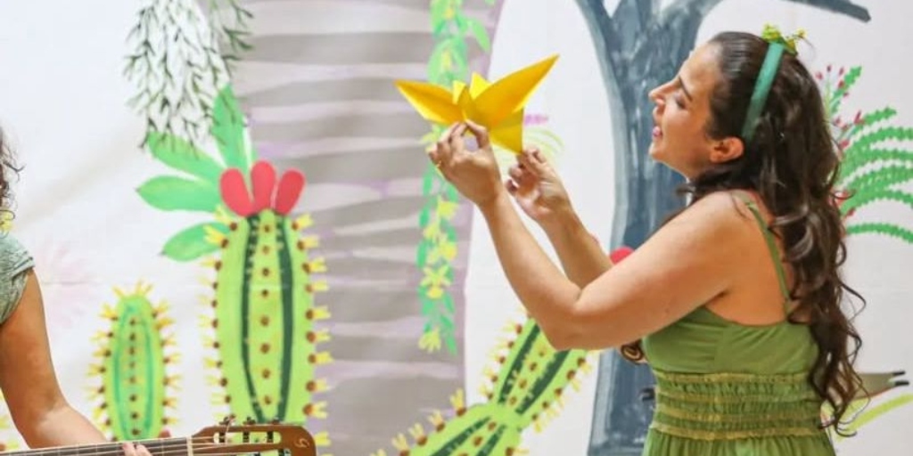 A Voz do Sabiá é uma peça de teatro infantil comandado pela artista Tuini