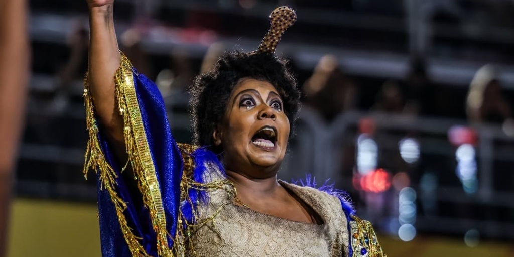 Comissão de frente apresentou trajetória da escritora Carolina Maria de Jesus