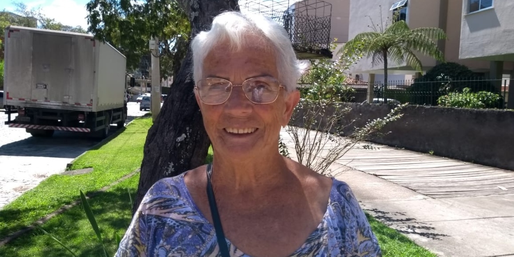 Dalva Luzia, de 77 anos, após tomar a vacina contra a gripe na manhã desta segunda-feira, 23