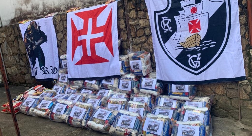 Mantimentos arrecadados para doação pela torcida cruz-maltina de Nova Friburgo