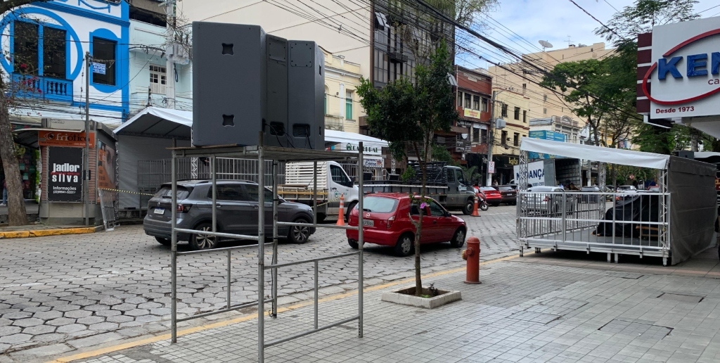 Equipamentos de som para o desfile já estão sendo preparados nesta quarta-feira, 6