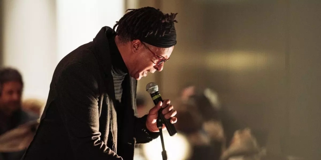 Vencedor do 'The Voice' 2019, Tony Gordon se apresenta na praça Santos Dumont