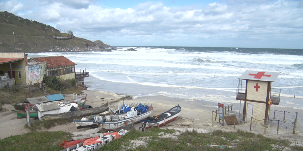 Imagens impressionantes: ressaca atinge litoral do Rio e muda paisagem em Arraial do Cabo 