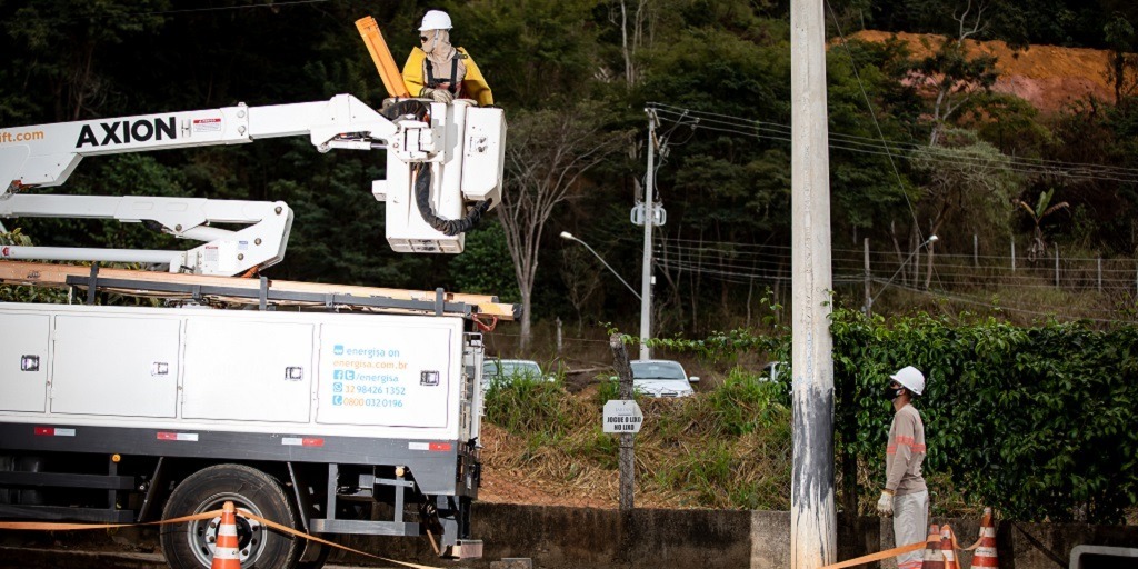 Dentro dos protocolos técnicos e de segurança, as equipes da Energisa trabalham com a rede energizada