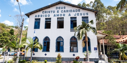 Campanha de Natal do Laje mobiliza friburguenses com lista de pedidos de presentes para idosos