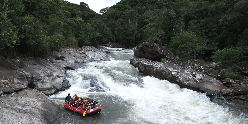 O Encontro dos Rios, em Lumiar, atrai praticantes de rafting nas corredeiras do Rio Macaé