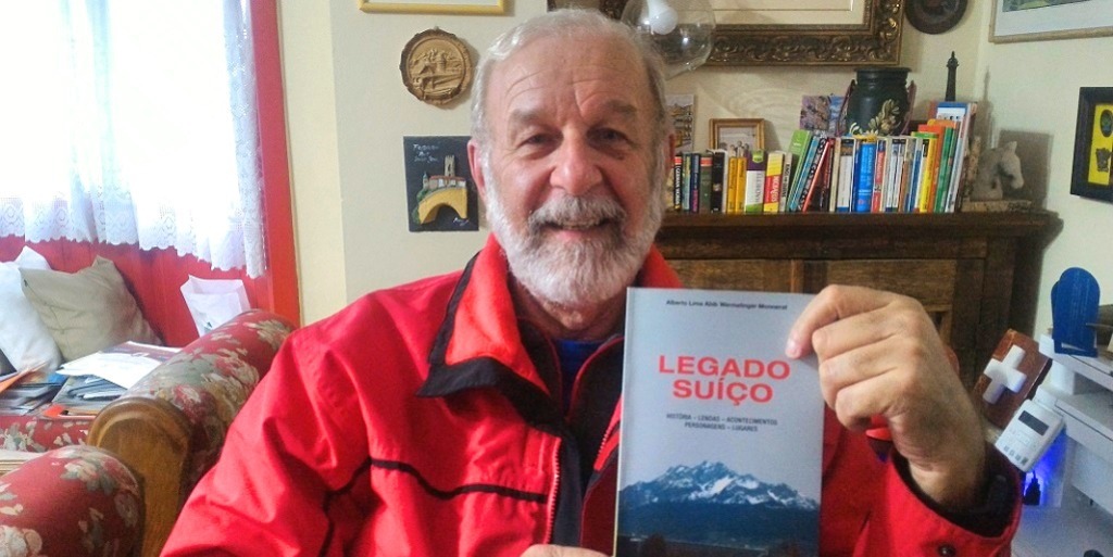 O autor Alberto Wermelinger junto ao livro Legado Suíço