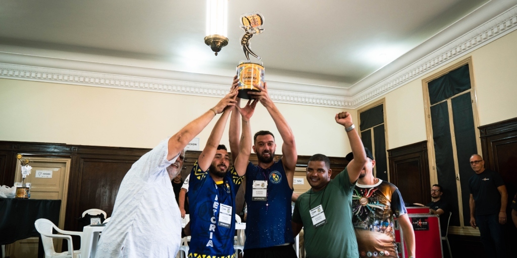 Representantes da Globo de Ouro recebem o troféu de primeiro lugar do Carnaval 2026 de Nova Friburgo, pelo Grupo A