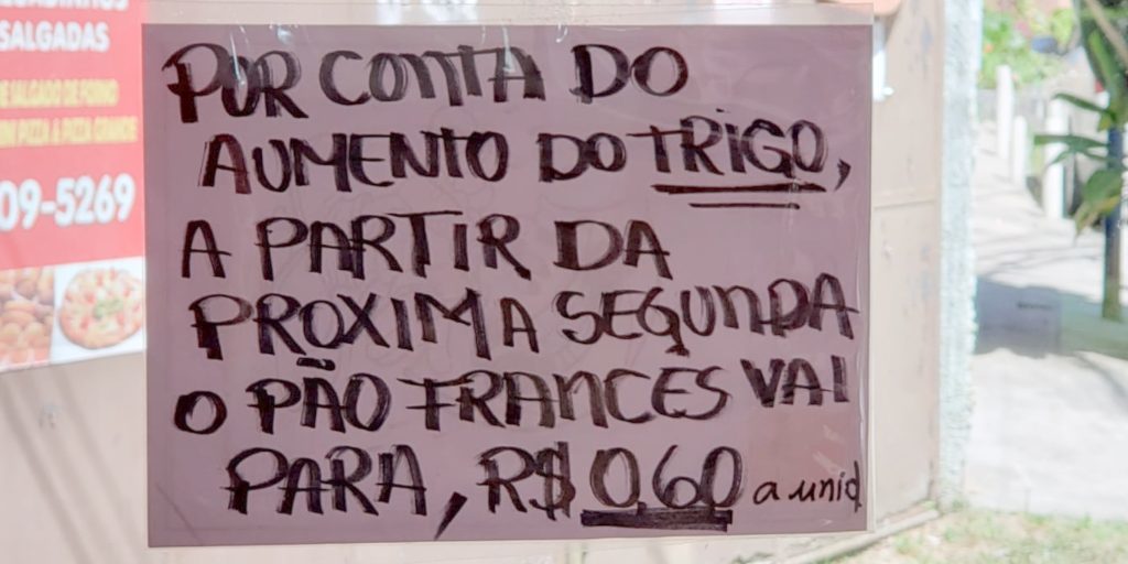 Cartaz afixado em padaria de Nova Friburgo avisa sobre aumento no preço do pão