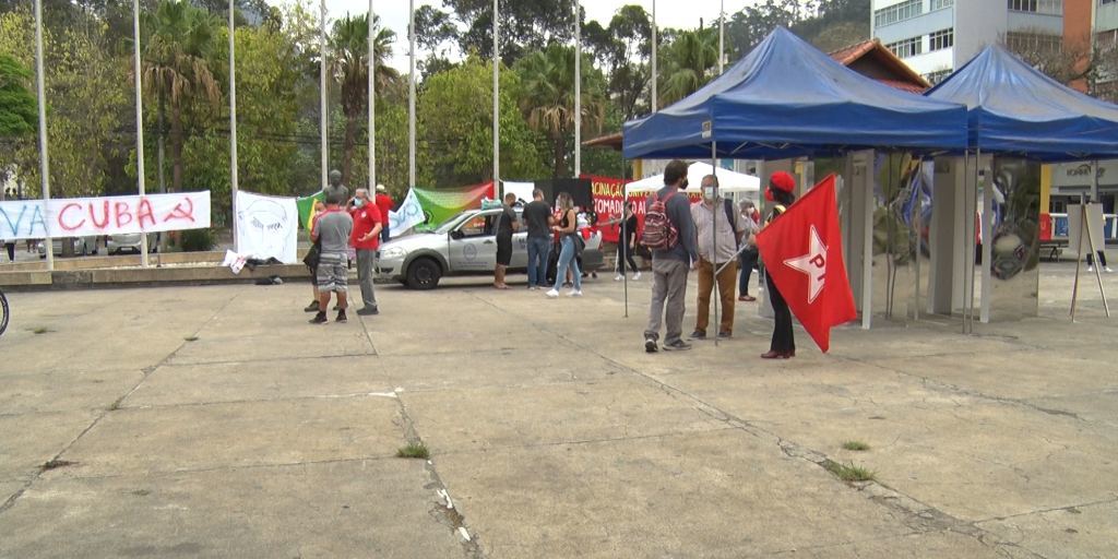 Ato contra o governo federal ocorreu durante a manhã na praça Dermeval Barbosa Moreira, no Centro de Nova Friburgo