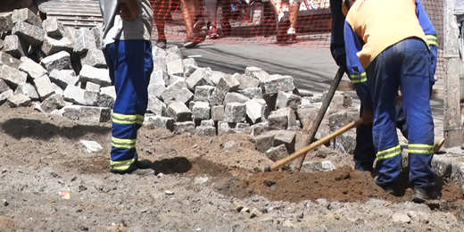 Friburgo tem nova rua interditada para obra de drenagem e estacionamento em duas ruas próximas está proibido