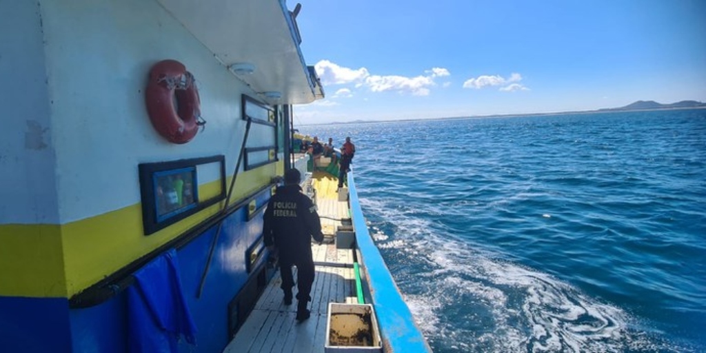 Toneladas de peixes apreendidas por PF e ICMbio são doadas para comunidades em Arraial do Cabo