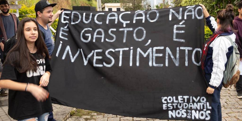 Cartaz de protesto contra a decisão do Ministério da Educação