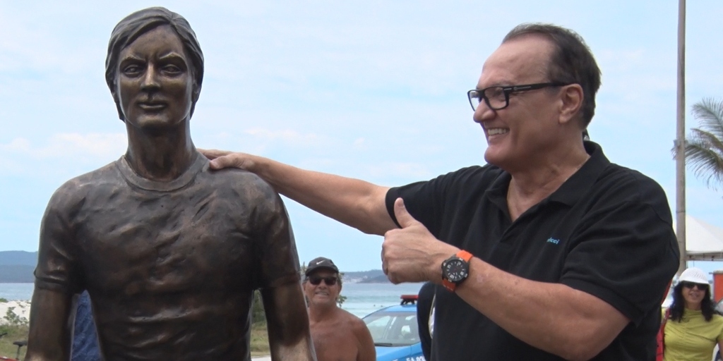 Após restauração, estátua do ex-lateral Leandro, do Flamengo, é recolocada na Praia do Forte