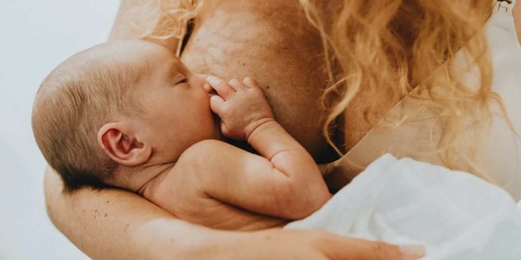 A amamentação traz uma série de benefícios para a mãe e o bebê