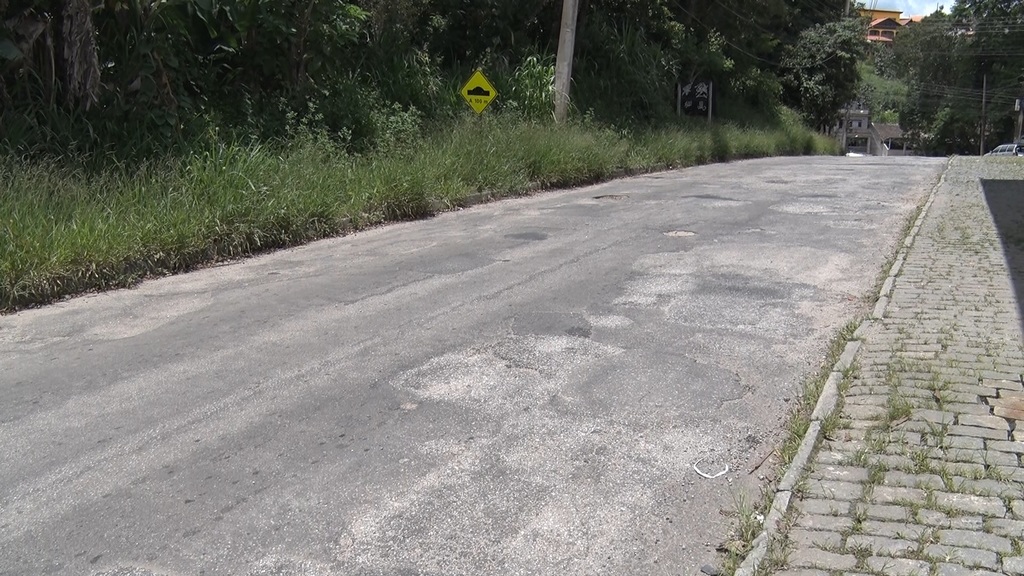 RJ-150 tem diversos buracos e desníveis ao longo do trajeto devido à falta de manutenção