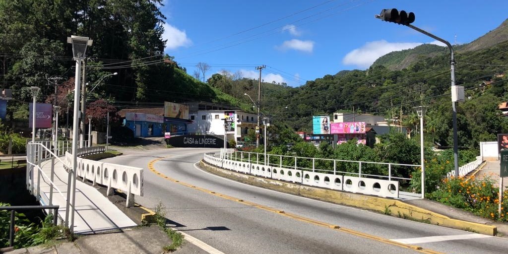 Na Ponte de Saudade, estrada por onde costumam passar muitos carros, caminhões e ônibus totalmente vazia na manhã desta segunda