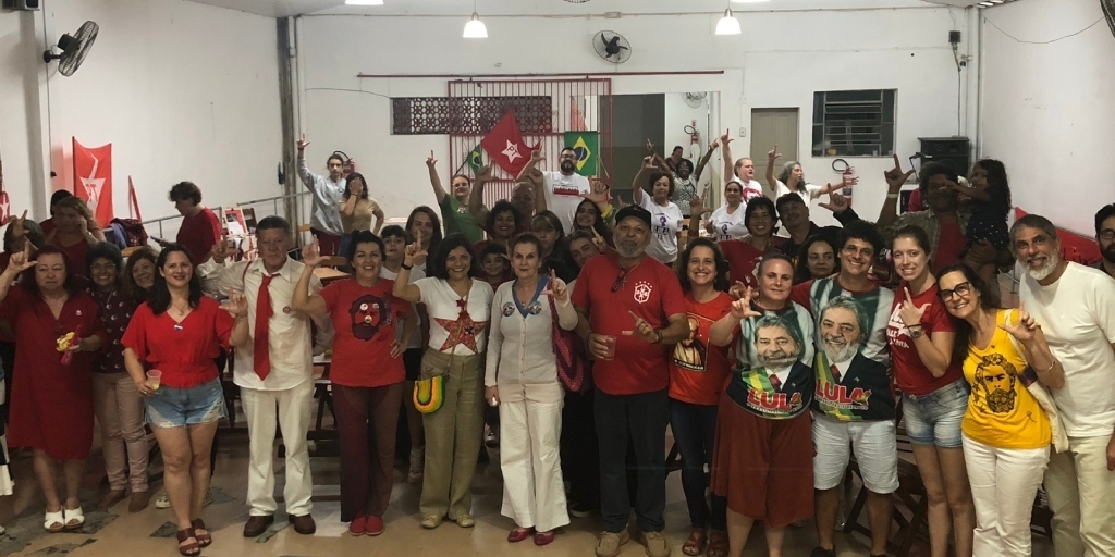 Integrantes do 'Comitê Popular pela Democracia e Banquinha Lula Presidente' fizeram a festa