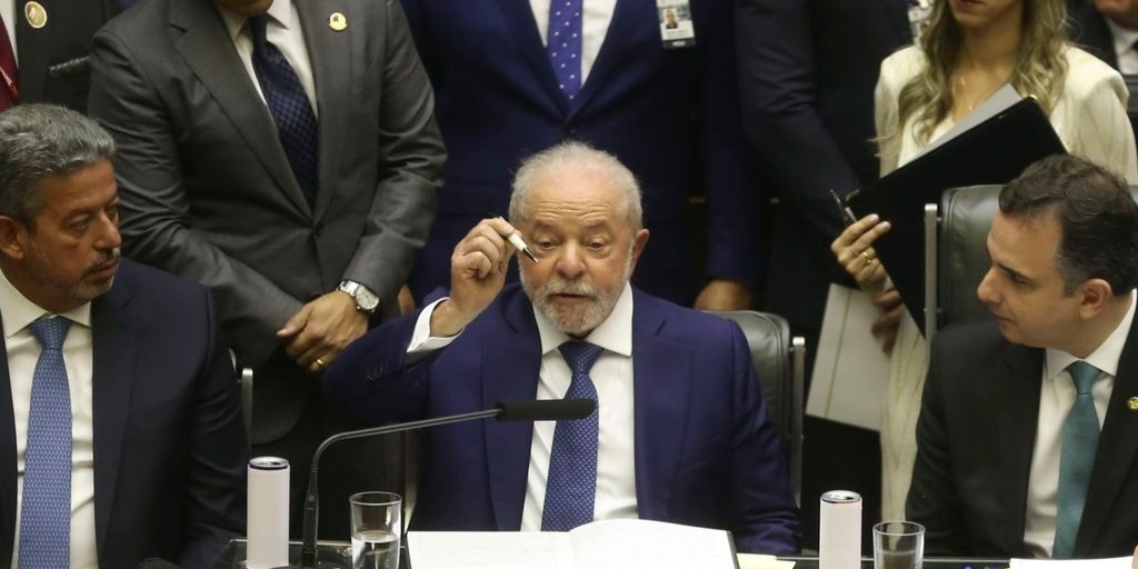 Durante discurso, Lula mostra caneta que ganhou de presente de um eleitor em 1989 