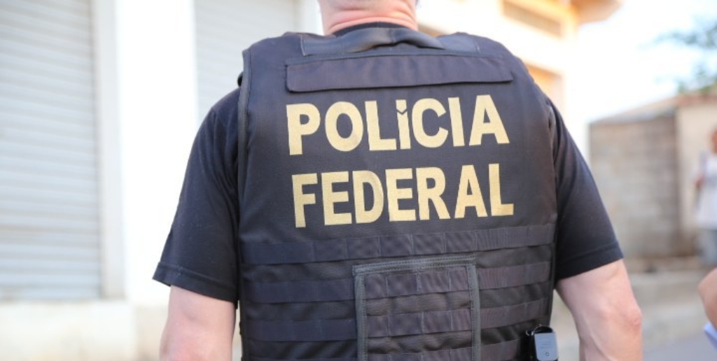 Polícia Federal prende uma pessoa em Cabo Frio durante operação contra fraudes previdenciárias