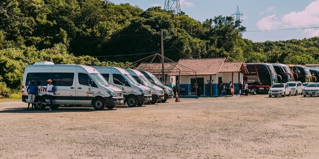 Acesso e circulação de ônibus e vans de turismo à cidade está restrito