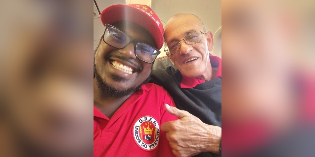 Guto Intérprete e Ciça, o mestre de bateria homenageado pela Viradouro neste ano, conhecido também como 'caverinha'