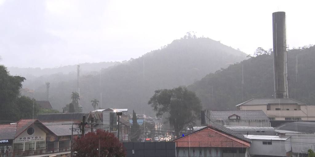 Semana começa com chance de chuva forte e temperaturas em queda na Região Serrana