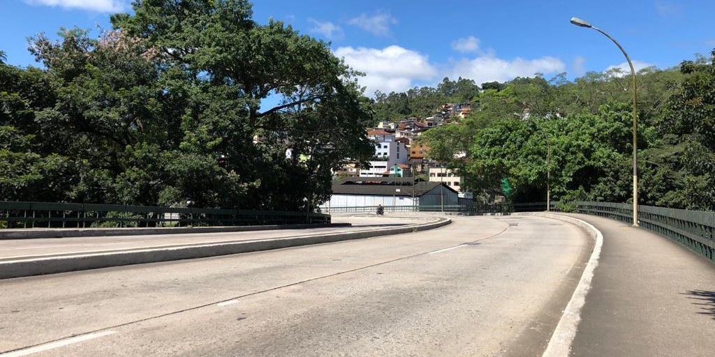 Viaduto Geremias de Mattos Fontes, bastante movimentado em dias comuns, sem carros na manhã desta segunda