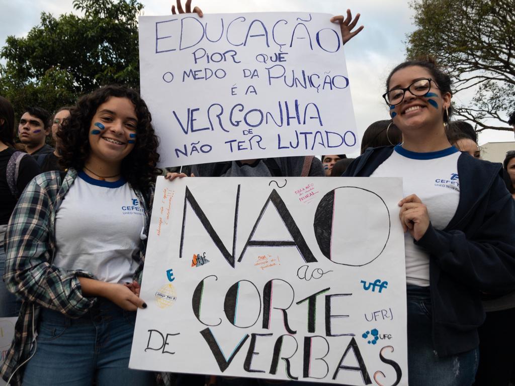 Cartazes de protesto contra a decisão de cortar verbas para as instituições federais