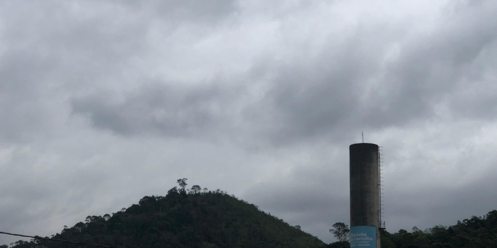 Céu carregado de nuvens em Nova Friburgo nesta manhã