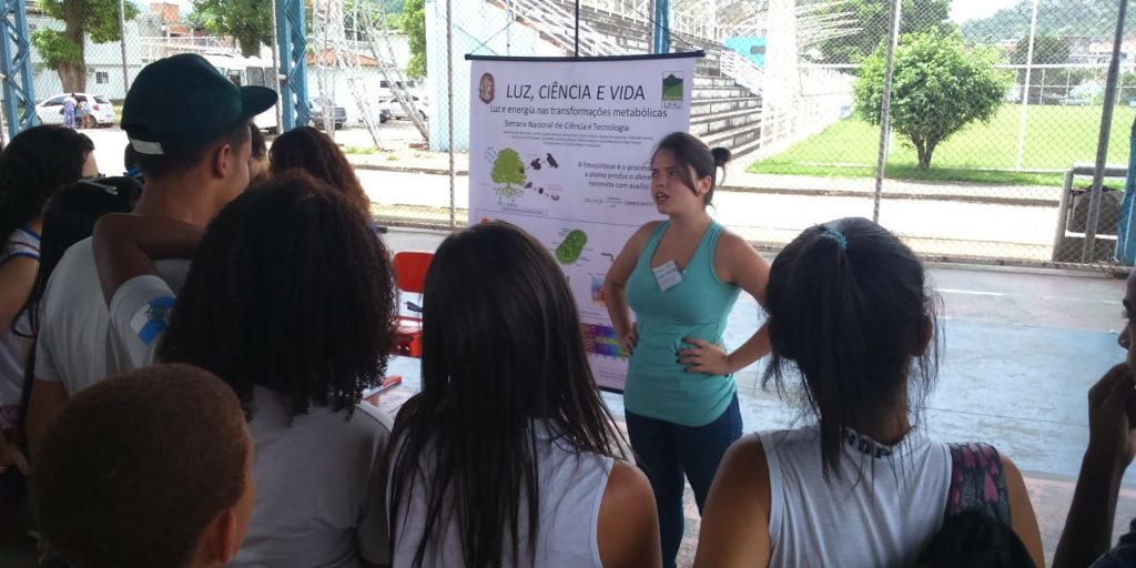 Camila Cristane fala sobre ciência para alunos de escolas públicas durante a Semana Nacional de Ciência e Tecnologia