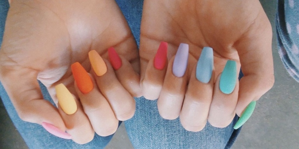 Unhas coloridas: que tal aderir a essa moda?