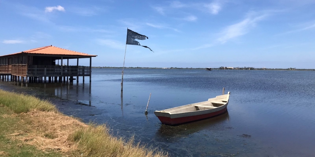 Moradores da Praia do Siqueira hastearam bandeira em protesto contra a poluição