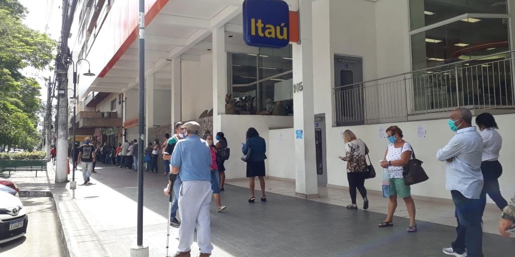 Longa fila de clientes em busca de atendimento na outra agência do Itaú, na manhã desta quinta-feira, 30