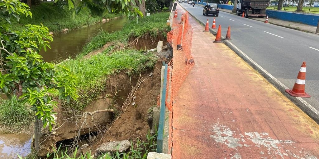 Recuperação da galeria de drenagem de águas pluviais deve ficar pronta esta semana, segundo a Rota 116