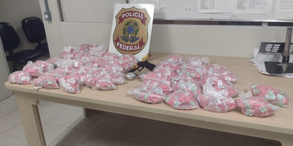 Ação da Polícia Federal prende homem com 8kg de cocaína e arma em Cabo Frio