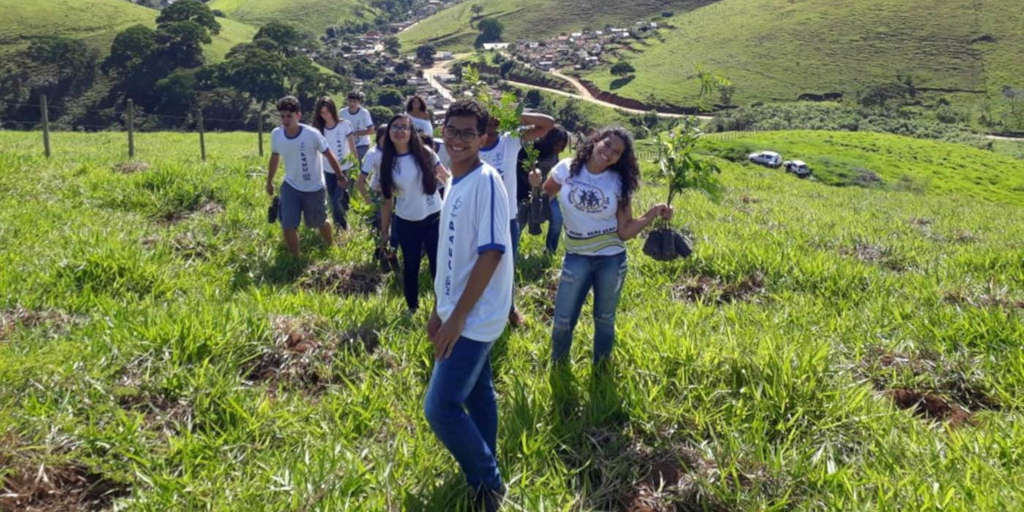 Cordeiro promove trabalho de reflorestamento com estudantes da cidade