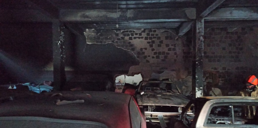 Interior da oficina mecânica e veículos que lá estavam sofreram danos