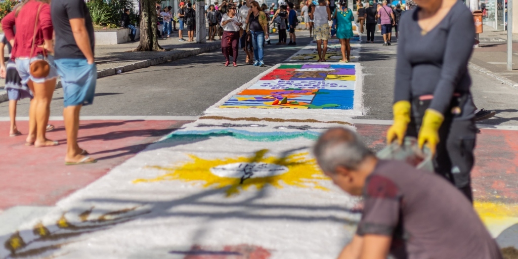 Fiéis iniciarão cedo a montagem dos tradicionais tapetes de sal em Cabo Frio