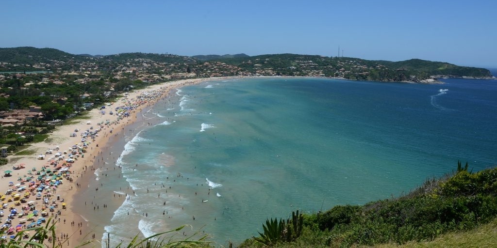 Praia de Geribá oferece excelente infraestrutura com bares, restaurantes e cafés. 