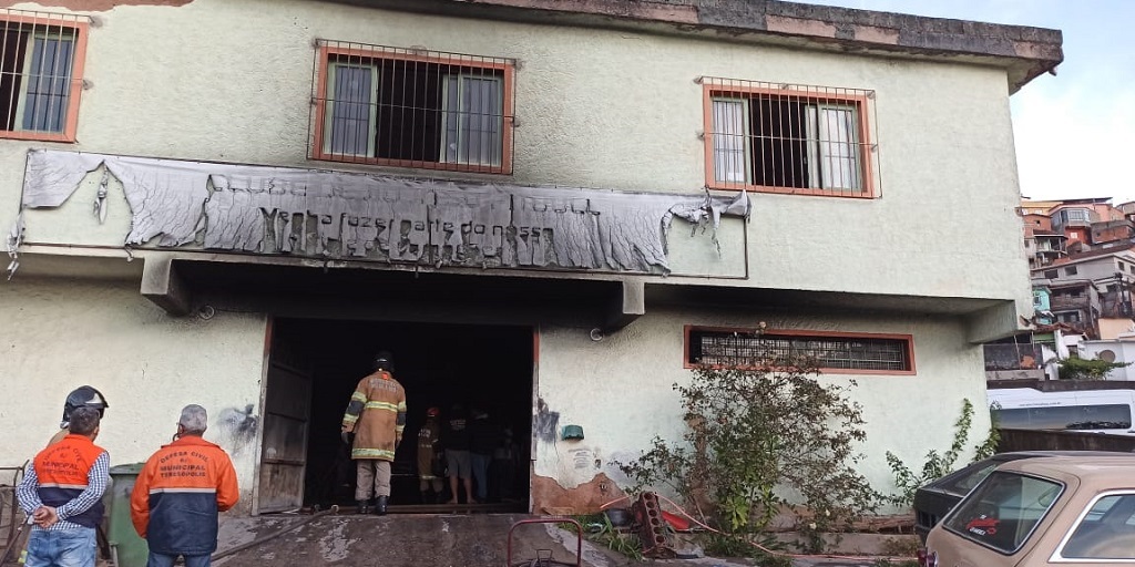 Incêndio atinge oficina mecânica em Teresópolis, na tarde de quarta-feira