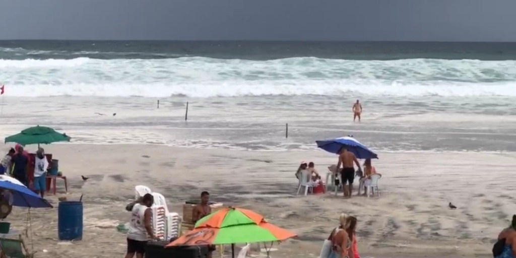Forte ressaca atinge praias de Arraial do Cabo e banhistas registram imagens do avanço do mar