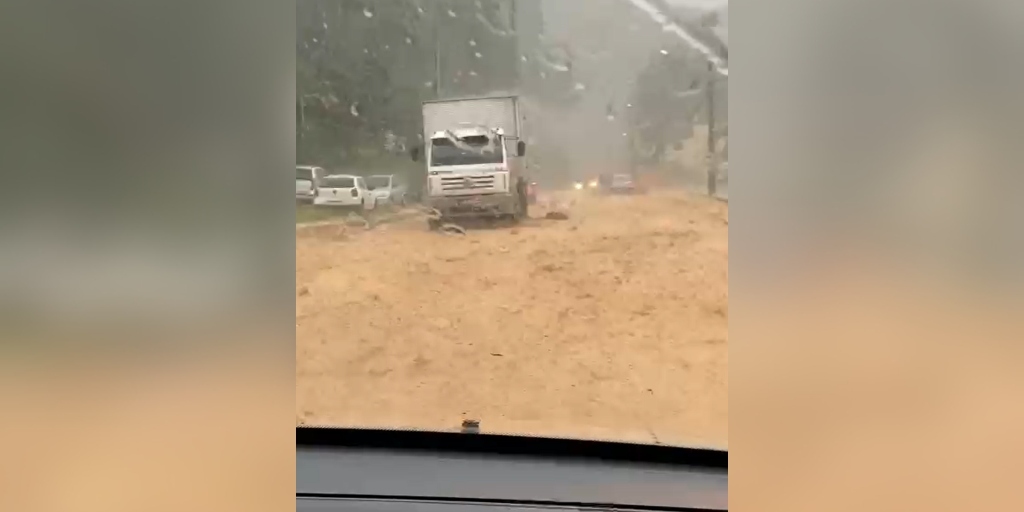 Trecho da RJ-130, na altura de Duas Pedras, vira um 'rio' com a chuva de terça