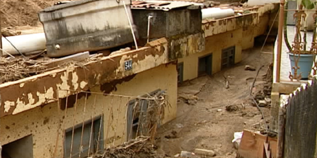 Centenas de vidas perdidas e municípios arrasados pela água e pela lama