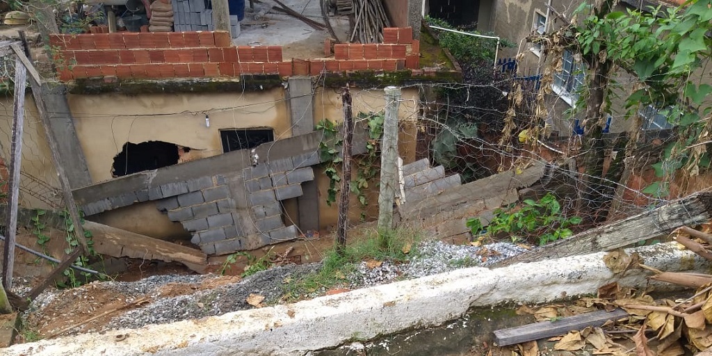Forte chuva causa estragos em residências do Carmo